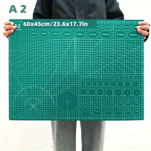 TEMU 초대형 A2 커팅 매트 - 그리드선이 있는 헤비듀티 PVC 수공예용판 (CM/인치 스케일), 미끄럼방지 표면, 재봉틀 사용에 적합한 녹색과 흰색 격자무늬의 크래프터링, 사무실책상, PC게임설정을 위한 - 내구성 있는 PVC 소재, 긁힘 & 물기저항력, 청소가 쉬움, 편안하게 사용할 수 있도록 둥근모서리와 생동감 넘치는 녹색