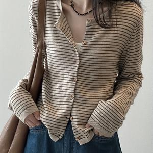 TEMU 여성용 우아한 한국풍 레트로 가디건 스웨터 - 슬림핏 고신축 라운드넥 코트, 블랙 & 브라운 가로 , 가을/겨울용 레이어드 아우터웨어, 캐주얼에서 포멀까지 활용 가능, 손세탁 가능, 대조 버튼이 돋보이는 시크한 레이어드 디자인, 부드러운 소재, 캐주얼 룩에 완벽한 다용도 아우터, 여성용 스웨터,여성용 스웨터,여성용 가을 스웨터|가디건