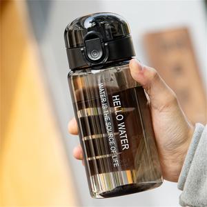 TEMU 550ml 스포츠 물병, 내구성이 뛰어난, 튀지 않는 뚜껑이 있는 대용량 컵, 플라스틱으로 제작되어 야외 사용에 적합하고 휴대하기 쉽습니다.