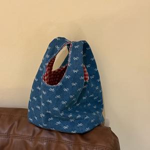TEMU 1pc 매력적인 블루 버킷 백과 레드 & 화이트 체크 패턴 - 캐주얼 캔버스 핸드백, 고정된 숄더 스트랩, 폴리에스터 안감, 보우 디테일, 및 탑 핸들, 캐주얼 액세서리 | 버킷 백 디자인 | 고정된 스트랩 백, 소형 핸드백