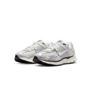 NIKE 나이키 줌 보메로 5 메탈릭 실버 FD0884-025