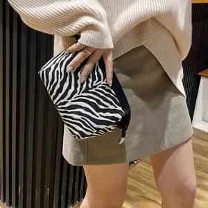 [모노무드]MNO 지브라 패턴 파우치