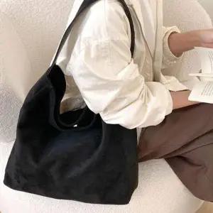 [콩심팥심]소재 스웨이드 캐주얼 넉넉한 수납공간 필수템 다양한