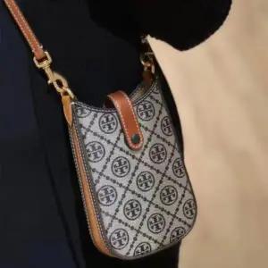 TORY BURCH 토리버치 가방 크로스백 티 모노그램 폰 143500 선물포장