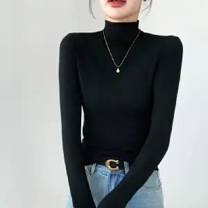 미드넥 슬림핏 티셔츠