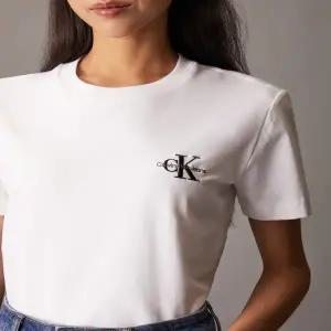 CK 47AB801 여성 모노그램 자수 로고 레귤러 숏 반팔티