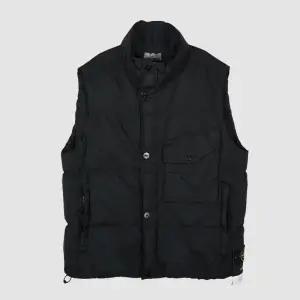 스톤아일랜드 25FW 크링클랩스 와펜 패딩 베스트 블랙 K2S15 G100003 S0A23 V0029