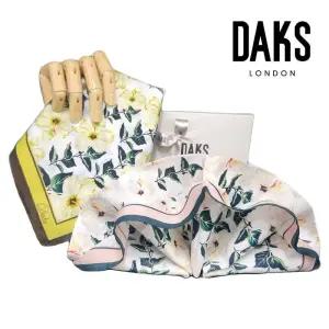 [백화점정품] 25년SS 닥스 DAKS 히비스커스 플라워 나염손수건 DKI1408