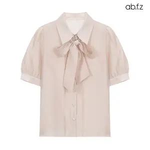 [정품] 에이비플러스 리본 탈부착 셔링 반팔 블라우스 (AFZ2MB59A) 데일리 출근룩 데이트룩