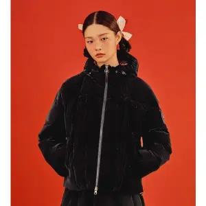 [르꼬끄](강남점)[이월][50% OFF][BMUET(TE) X LECOQ] 숏 다운 자켓 BLK / QP422ODJO7