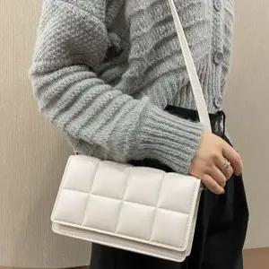 정장 오피스 네모난 엠보싱 디자인 여자 미니가방