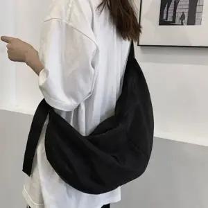 남여공용 반달 크로와상 캐쥬얼 크로스 숄더백