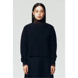 [에피그램](대구신세계)[여성] 넥디테일 크롭 라운드 니트 EFWAW24201NYX