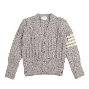 [톰브라운] 트위스트 케이블 클래식 브이넥 가디건 MKC486B-Y1506 055 (LIGHT GREY)