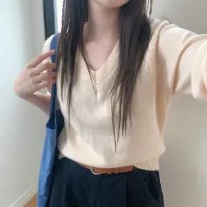 눈티아 컬러 브이넥 니트