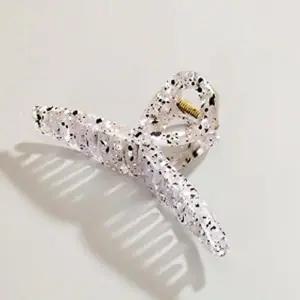 대형 집게핀 불규칙 무늬 반투명화이트 데일리 반머리-WFHF0JD