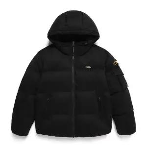 [내셔널지오그래픽] N244UDW820 골든몰 숏기장 구스 후디 다운 점퍼 CARBON BLACK
