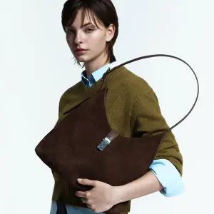 [닥스](강남점)DCBA6E177W3 [CLA] 다크브라운 스웨이드 체크 장식 포인트 숄더백