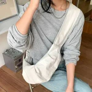 데일리 만두백 유니크 크로와상 슬링백 호보 크로스백