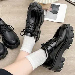 여자 주말 데이트 룩 외출 통굽 검정 로퍼 캐주얼