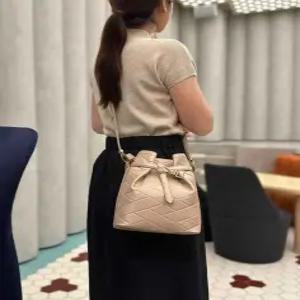 닥스 액세서리 24FW [스테디셀러] [CARLISLE SHINE] 칼라일샤인 베이지 가죽 스티치 버킷백 DCBA4F382I2