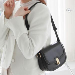 사무직 회사원 여성 검정백 하객룩 코디 패션 정장백