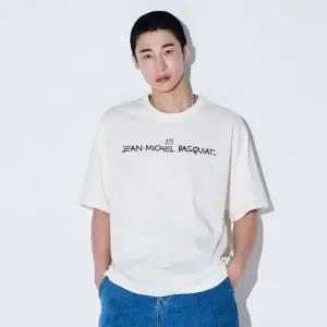 [롯데백화점]클라이드앤 남녀공용 바스키아 로고 반팔 티셔츠 FOBTS281