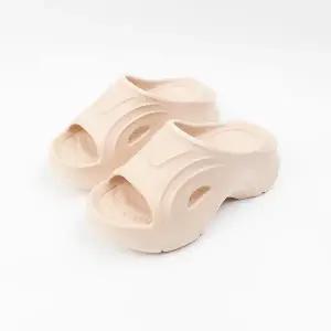 [롯데백화점]신난다슈 여성 뮬 슬리퍼 샌들 6cm 여자 여름 키높이 통굽 발편한 쿠션 JM255050 베이지