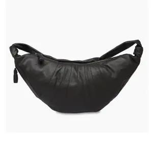 25FW 르메르 라지 크루아상 백 소프트 그레인드 레더 다크 초콜릿 BG0000 LL0018 490