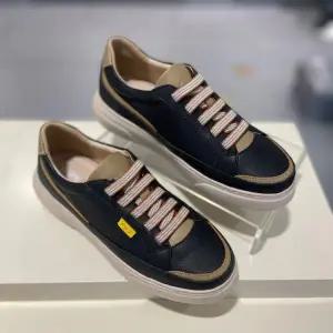 [롯데백화점]영에이지 여성 3cm 쿠션 밴딩 단화 스니커즈-YACFHZ528BK