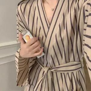 29 스트라이프 랩가운 로브 파자마