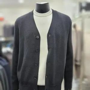 [지이크][24F/W] 블랙 캐시미어 실크 브렌디드 가디건 FJU8514