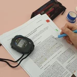 디지털 초시계 스포츠 스톱워치 시간 측정기 배터리 포함 손목형 시계 (WFJ8I2W)