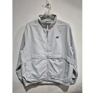 [뉴발란스] UNI 에센셜 헤리티지 웜업자켓 NBNAF31803 LIGHT GRAY