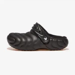 [그랜드스테이지] 크록스 클래식 라인드 오버퍼프 클로그 CLASSIC LINED OVERPUFF CLOG CRS210059(BLACK)