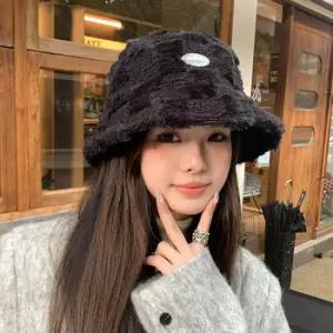 베체르 체커보드 양털 믹스 페이크퍼 겨울 버킷햇