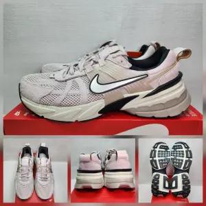 [국내매장용] 나이키 V2K 런 FN6703-001