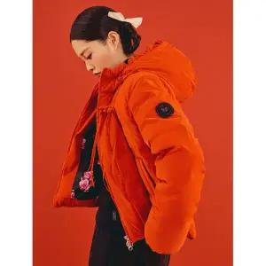 [르꼬끄](강남점)[이월][50% OFF][BMUET(TE) X LECOQ] 숏 다운 자켓 RED / QP422ODJO7
