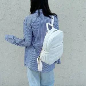 푹신한 패딩 소재 누빔 디자인 가로지퍼 백팩 윈터 패션 가벼운 여성 가방 캐주얼