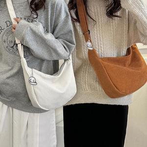 코듀로이 반달 심플 크로스백