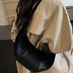 [콩심팥심]여성 심플 캐주얼 크로와상 느낌 크로스백 숄더백 미듐크로스백