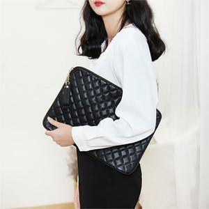 [라일리] Rly 페미닌룩 퀄팅 손잡이 스퀘어 여성 데일리 클러치백