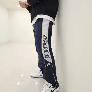 (백화점판) 나이키 조거팬츠 남성 레터링 우븐 조거 트임 팬츠 ( 2color ) NIKE
