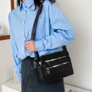 [디어백] 더블 지퍼 스퀘어 스몰 크로스백 CH1957Y