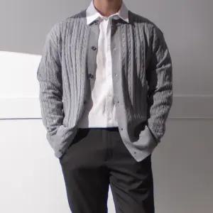 얇은 케이블 라운드넥 니트 가디건 / 출근 데이트 덴디룩 레이어드 단추 버튼 꽈배기 카디건