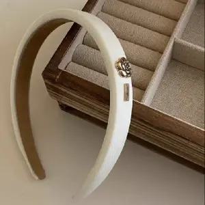 샤샤 까멜리아 금장 헤어밴드 화이트 명품 머리띠