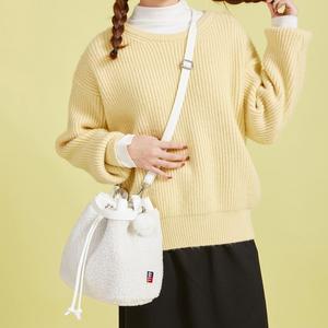 [포올] 4컬러 뽀글이 양털 플리스 크로스 버킷백 TFA835