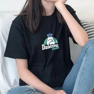 [험블] 댄싱베어 캐릭터 프린팅 라운드넥 기본 반팔티 블랙 (5793639)