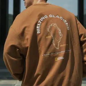 [정상가:109000원]내셔널지오그래픽 N243USW950 빙하 컨셉 그래픽 세미오버핏 맨투맨 TAN