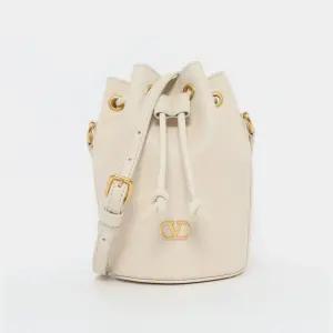 25SS  V로고 드로우스트링 숄더 여성 버킷백 6W2P0AJ2 SNP I16